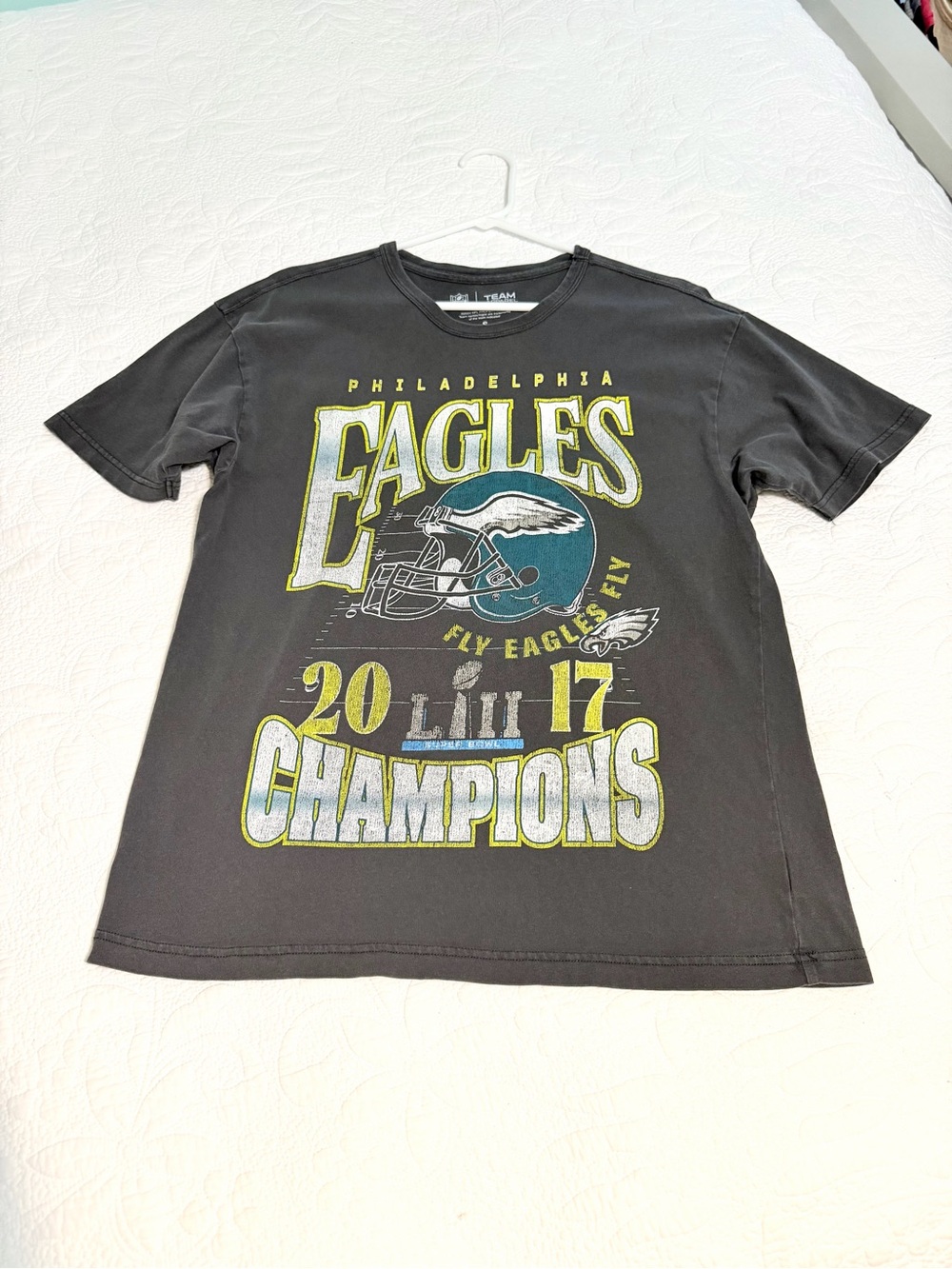 Philadelphia Eagles 2017 tee Tshirt vintage look men’s small Jason Kelce
